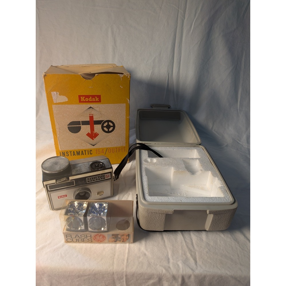 Kodak Instamatic 154 Camera Outfit Vintage 126 Film Case GE Flash Cubes Box